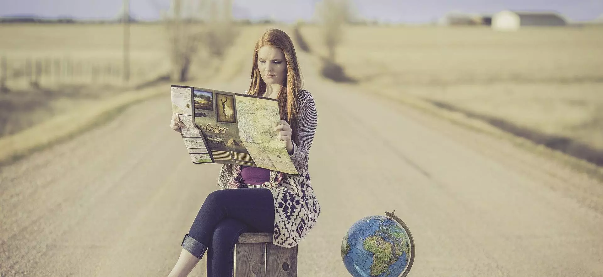 News-femme-lisant-une-carte-sur-la route